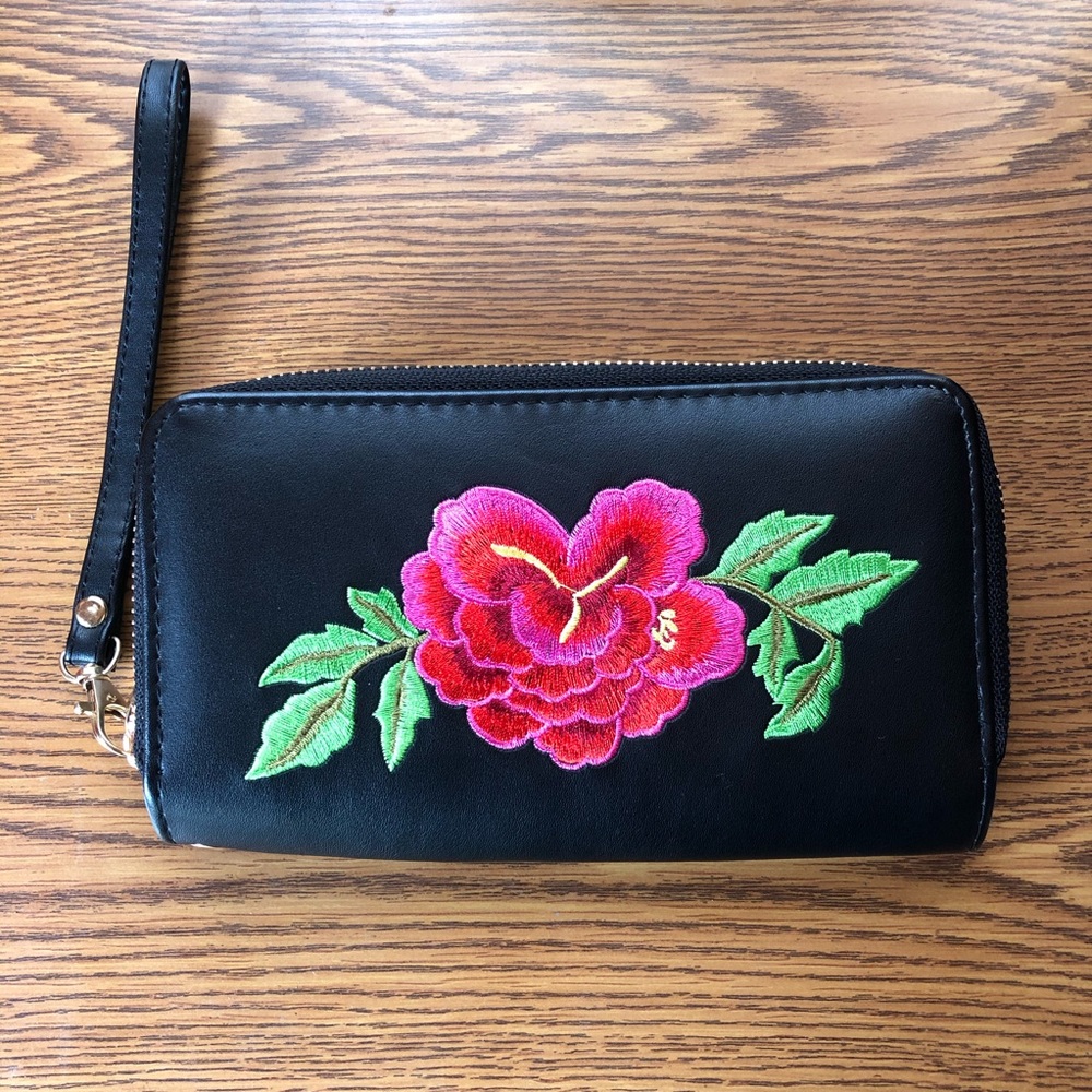 Embroidered Flower Wristlet 🌺🌿